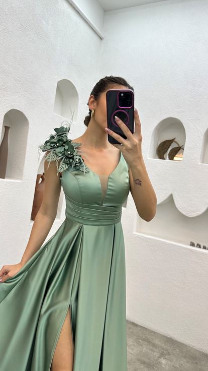 Mint Yeşili Omzu Çiçek Detay Saten Abiye Elbise