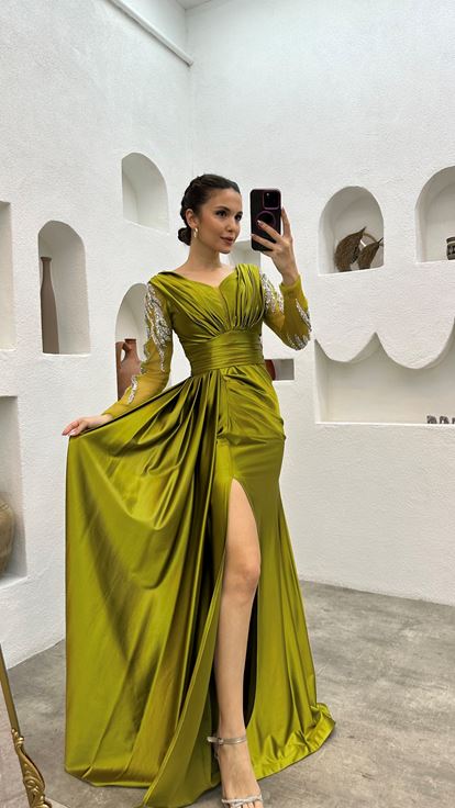 فستان سهرة أصفر منسدل بأكمام مطرزة وفتحة جانبية