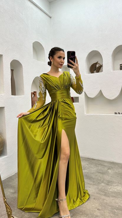 فستان سهرة أصفر منسدل بأكمام مطرزة وفتحة جانبية