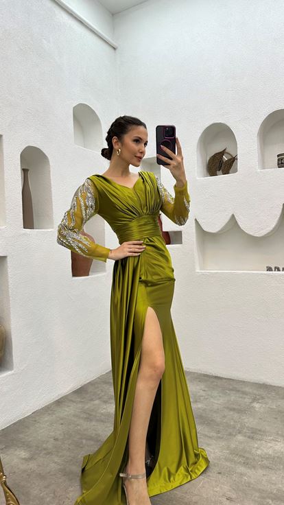 فستان سهرة أصفر منسدل بأكمام مطرزة وفتحة جانبية