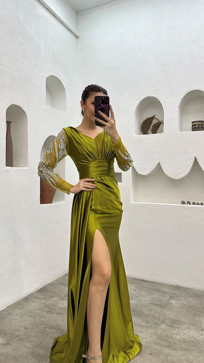 فستان سهرة أصفر منسدل بأكمام مطرزة وفتحة جانبية