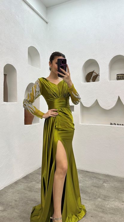 فستان سهرة أصفر منسدل بأكمام مطرزة وفتحة جانبية