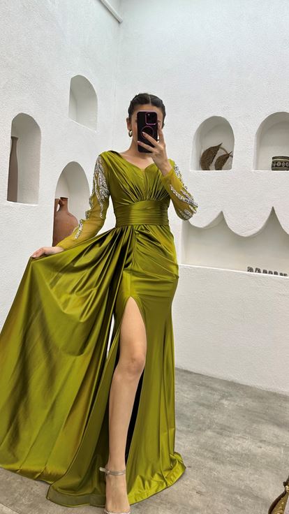 فستان سهرة أصفر منسدل بأكمام مطرزة وفتحة جانبية