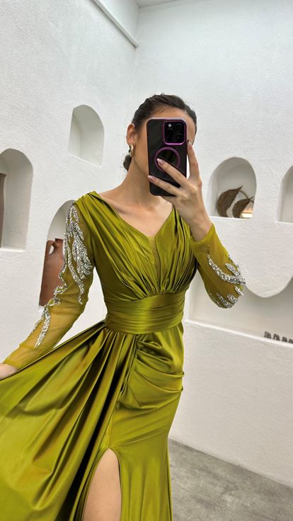 فستان سهرة أصفر منسدل بأكمام مطرزة وفتحة جانبية