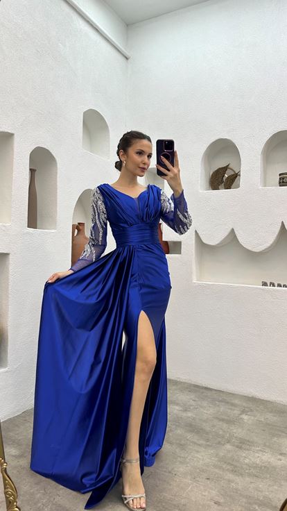 Saks Kolları İşlemeli Drapeli Yırtmaçlı Abiye Elbise