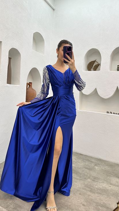 Saks Kolları İşlemeli Drapeli Yırtmaçlı Abiye Elbise
