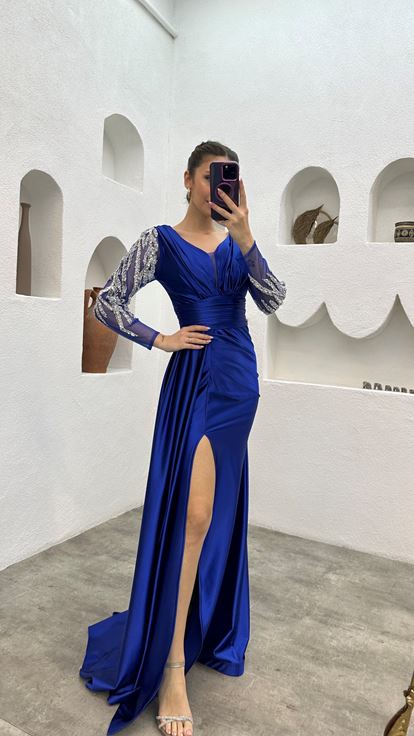 Saks Kolları İşlemeli Drapeli Yırtmaçlı Abiye Elbise