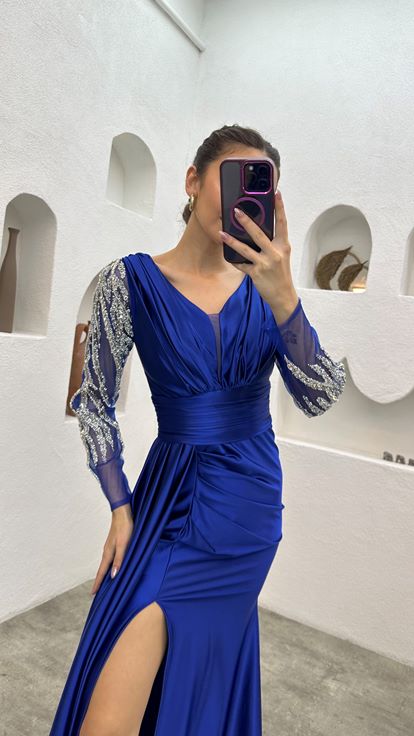 Saks Kolları İşlemeli Drapeli Yırtmaçlı Abiye Elbise
