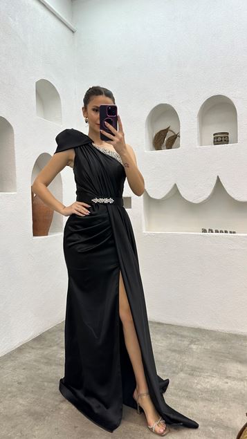 Schwarzes One-Shoulder-Abendkleid mit Steinstickerei