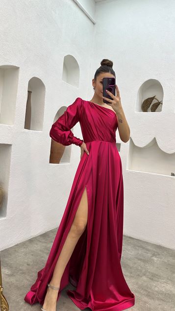 Vestido de noche de satén drapeado de un hombro fucsia con aberturas