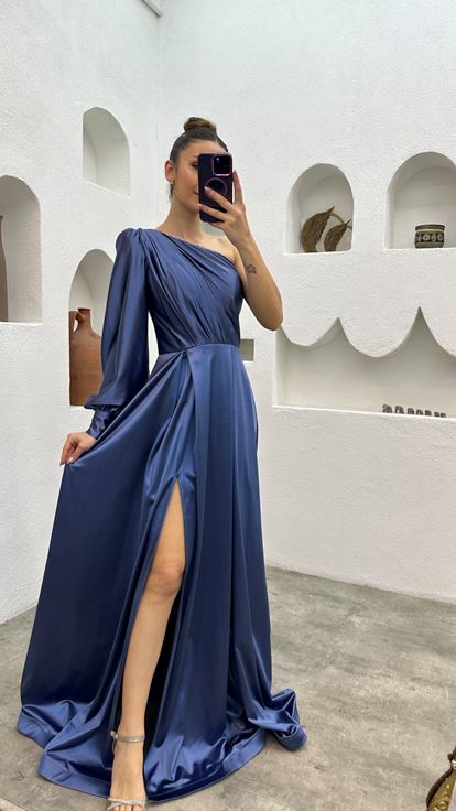Indigoblaues  einseitig schulterfreies  drapiertes Satin Abendkleid mit Schlitz