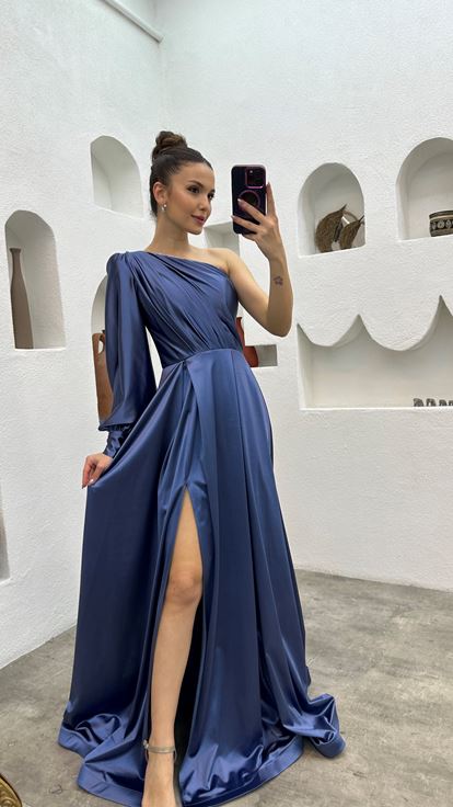 Indigoblaues  einseitig schulterfreies  drapiertes Satin Abendkleid mit Schlitz