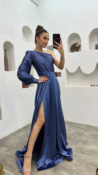 Indigoblaues  einseitig schulterfreies  drapiertes Satin Abendkleid mit Schlitz