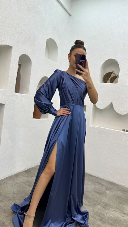 Indigoblaues  einseitig schulterfreies  drapiertes Satin Abendkleid mit Schlitz