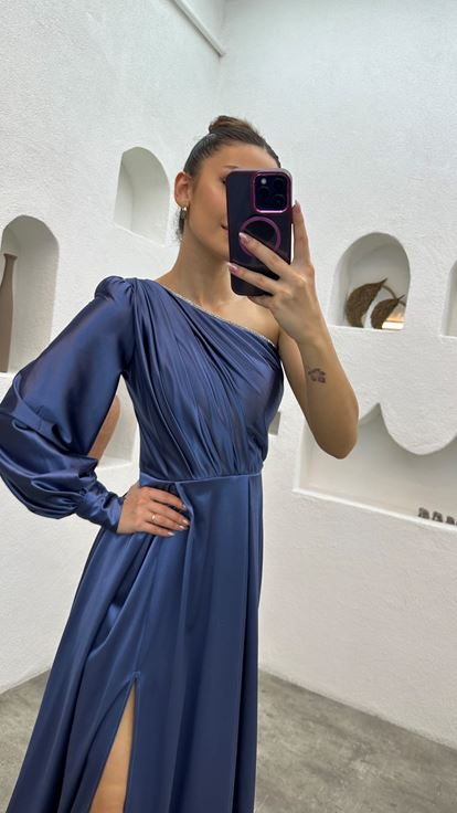 Indigoblaues  einseitig schulterfreies  drapiertes Satin Abendkleid mit Schlitz