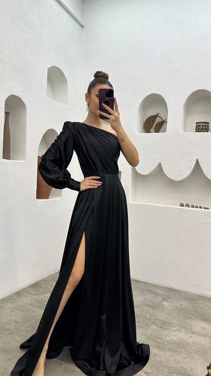 Siyah Tek Omuz Drapeli Yırtmaçlı Saten Abiye Elbise