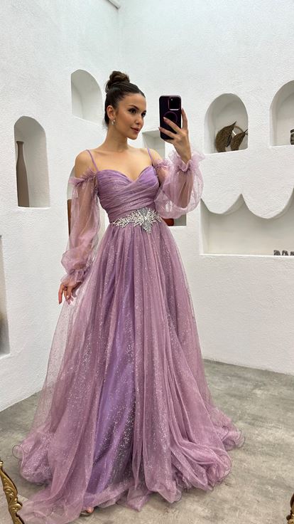 Vestido de noche de tul bordado de piedra con correa de cuerda lila