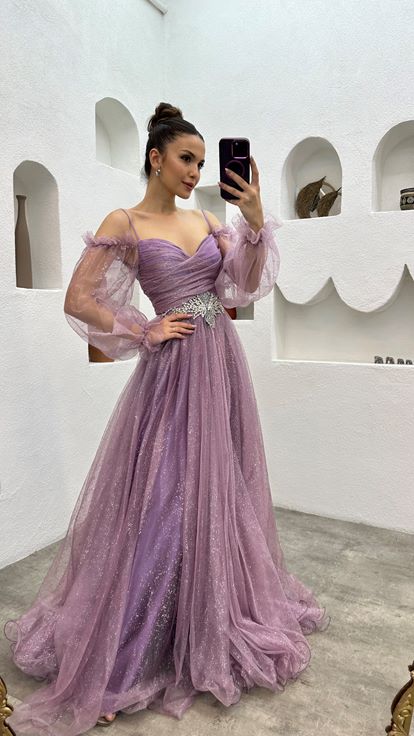 Vestido de noche de tul bordado de piedra con correa de cuerda lila