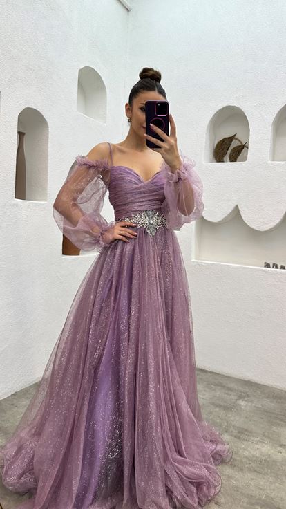 Vestido de noche de tul bordado de piedra con correa de cuerda lila