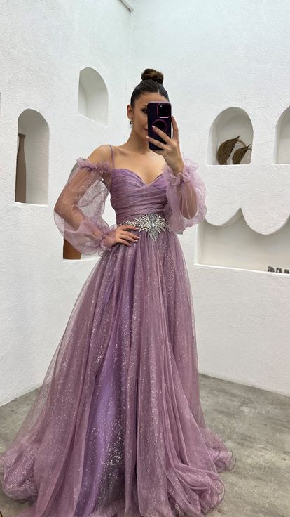 Vestido de noche de tul bordado de piedra con correa de cuerda lila