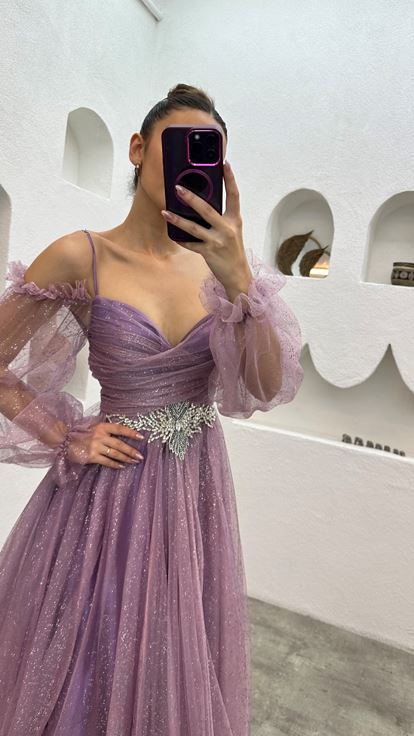 Vestido de noche de tul bordado de piedra con correa de cuerda lila