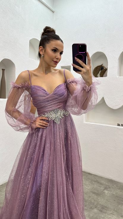 Vestido de noche de tul bordado de piedra con correa de cuerda lila