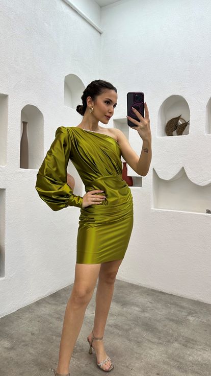 Vestido de noche de satén drapeado amarillo de un hombro