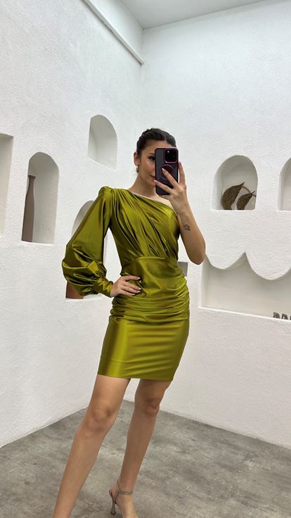 Vestido de noche de satén drapeado amarillo de un hombro