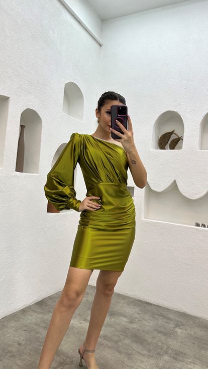 Vestido de noche de satén drapeado amarillo de un hombro