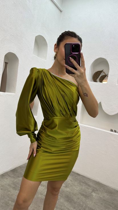 Vestido de noche de satén drapeado amarillo de un hombro