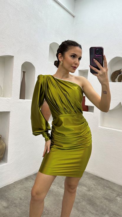 Vestido de noche de satén drapeado amarillo de un hombro