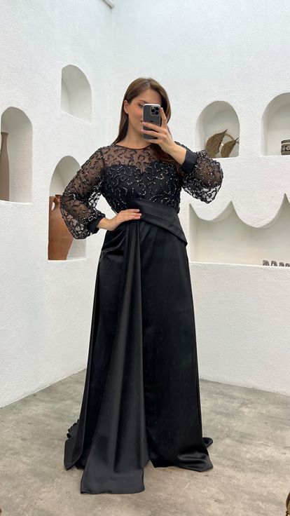 Siyah İşlemeli Drapeli Büyük Beden Saten Abiye Elbise