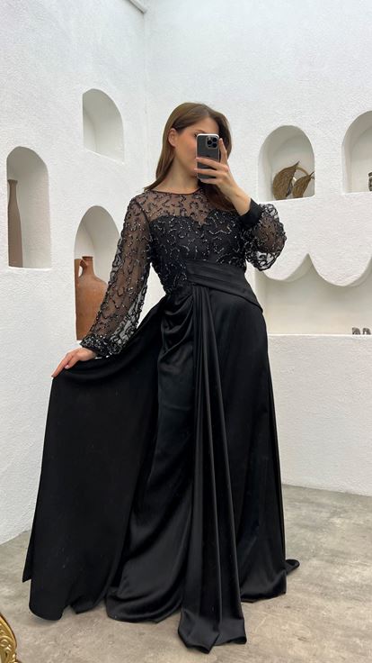 Siyah İşlemeli Drapeli Büyük Beden Saten Abiye Elbise