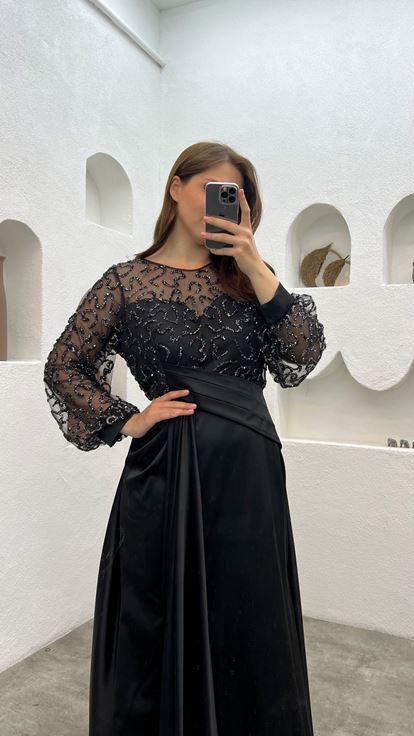 Siyah İşlemeli Drapeli Büyük Beden Saten Abiye Elbise