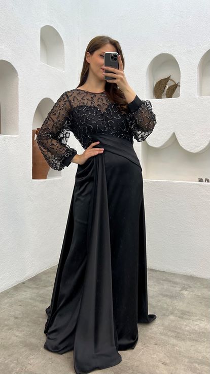 Siyah İşlemeli Drapeli Büyük Beden Saten Abiye Elbise