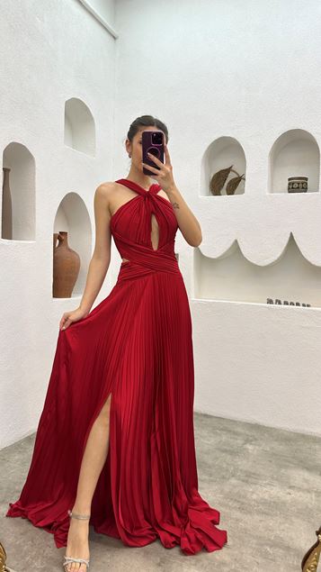 Rotes Satin-Abendkleid mit plissiertem Kreuzdetail