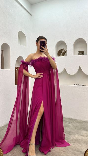 Fuchsiafarbenes, plissiertes Abendkleid mit Federdetail