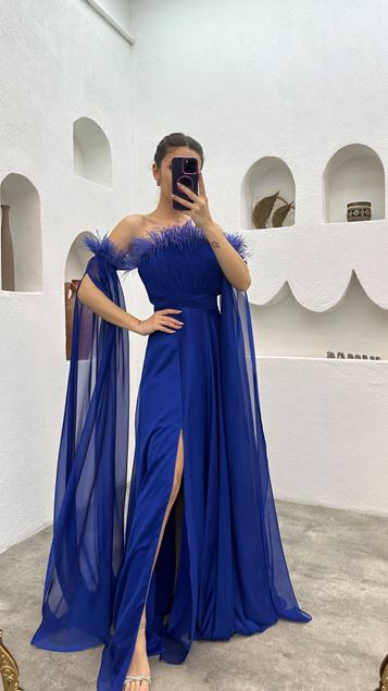 Saks Abendkleid mit Federdetail und Falten auf der Brust