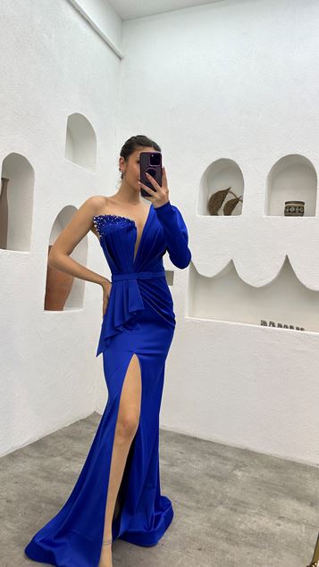 Saks einärmeliges  besticktes Abendkleid aus Satin mit Gürtel