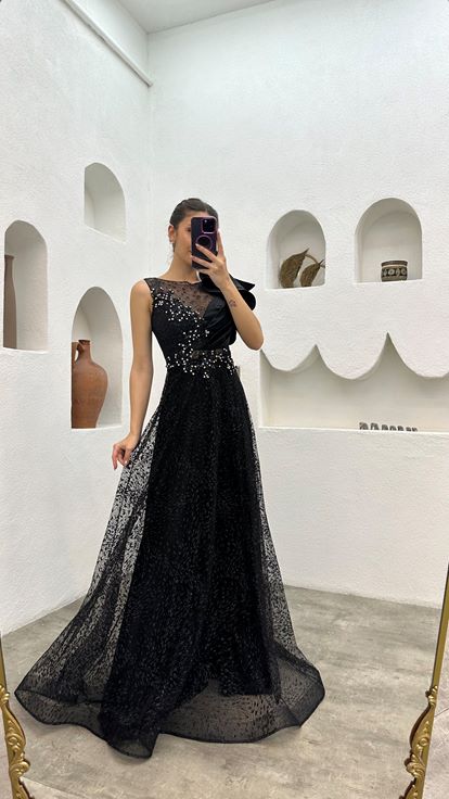 Schwarzes Abendkleid mit Schulterdetail, bestickter Brust und Steindetail