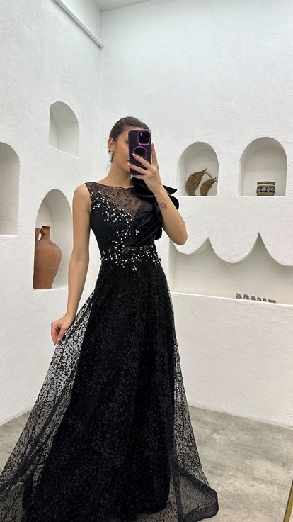 Schwarzes Abendkleid mit Schulterdetail, bestickter Brust und Steindetail