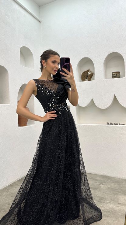 Schwarzes Abendkleid mit Schulterdetail, bestickter Brust und Steindetail