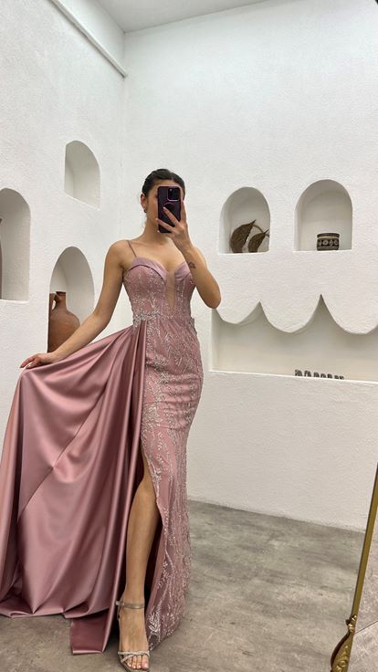 فستان سهرة بحزام حبل مسحوق مطرز بتفاصيل الصدر