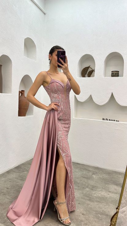 فستان سهرة بحزام حبل مسحوق مطرز بتفاصيل الصدر