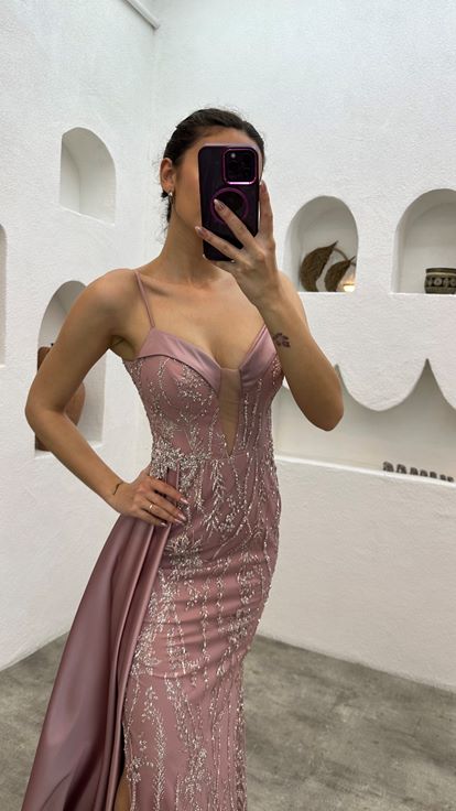 فستان سهرة بحزام حبل مسحوق مطرز بتفاصيل الصدر