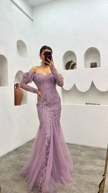 Vestido de noche bordado con detalle de hombros palabra de honor lila