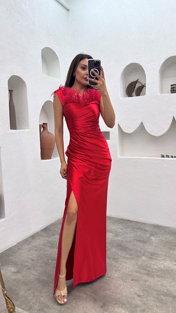 Vestido de noche de plumas con cuello de corazón rojo