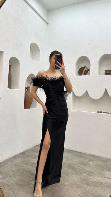 Schwarzes Abendkleid mit herzförmigem Ausschnitt und Federn an den Schultern