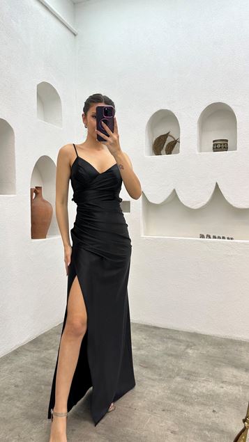 Schwarzes Abendkleid mit Kordelträgern und herzförmigem Ausschnitt