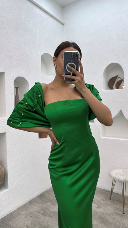 فستان سهرة أخضر بدون حمالات بأكمام واسعة مزين بأحجار كريمة